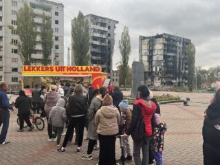 Brabanders bakken friet in verwoeste oorlogsgebieden: "Sommigen huilen van blijdschap"