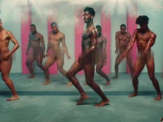 Lil Nas X danst naakt onder gevangenisdouche in gewaagde videoclip