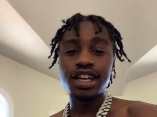 Video toont dat Lil Tjay weer bij bewustzijn is vanuit zijn ziekenhuisbed