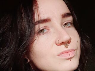 Lynelle (28) werd misbruikt door stiefvader, maar volgens anderen was dat haar schuld