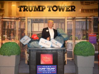 Madame Tussauds dumpt Trump in container: "We maken plaats voor volgende president"