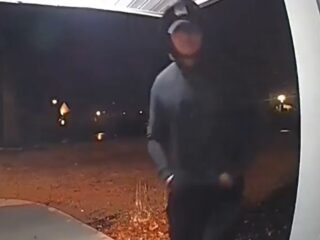 Man die zijn buurman informeert over vreemdgaande vrouw gaat viraal