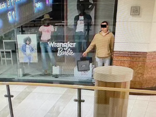 Man probeert sieraden te stelen in winkelcentrum door zich voor te doen als mannequin