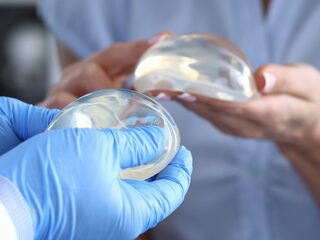 Manon had verboden borstimplantaten: ''We zijn ziek gemaakt''