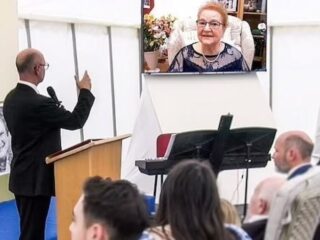 Overleden vrouw beantwoordt tijdens eigen uitvaart vragen als hologram