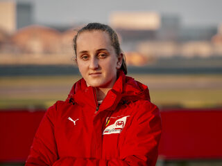 Maya (16) is eerste vrouwelijke coureur ooit in Ferrari-opleiding