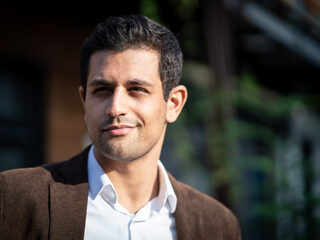 Mert (26) over jaloezie: "Door sociale media vraag ik me soms af of ik achterloop"