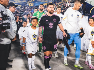 Saint West, zoon van Kim Kardashian en Ye, loopt samen met Messi voetbalveld op