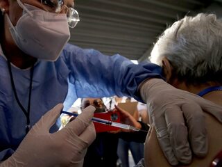 Mexicaanse mannen verkleden zich als bejaarden om vaccin eerder te krijgen