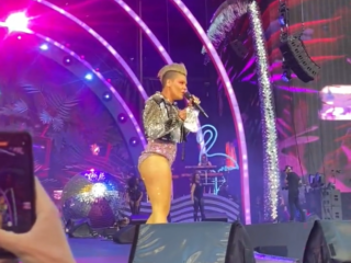 Fan gooit as van overleden moeder op het podium tijdens concert