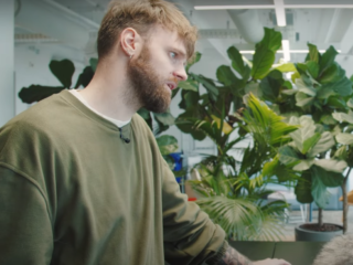 Tim Hofman is actie gestart tegen hoge telefoonkosten naar Gaza: "Dit mag niet"