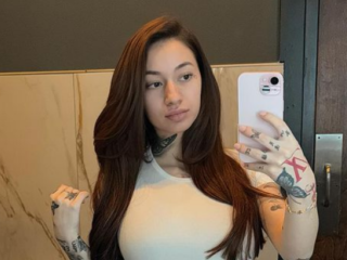 Bhad Bhabie deelt zoenende foto's met vriend die haar mishandelde