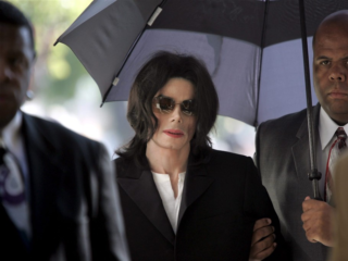 Zoon Michael Jackson over Michaels vitiligo: "Hij was onzeker over zijn huid"