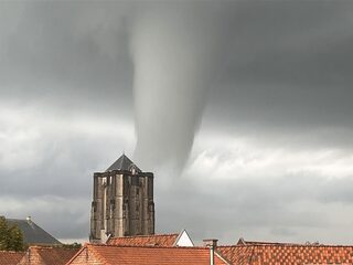 Minimaal 1 dode en 10 gewonden na mini-tornado in Zierikzee