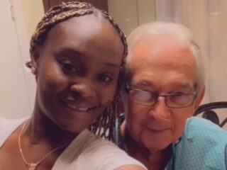 Vrouw (25) ontmoet liefde van haar leven (86) in wasserette: "Hij is 10 jaar ouder dan mijn opa"