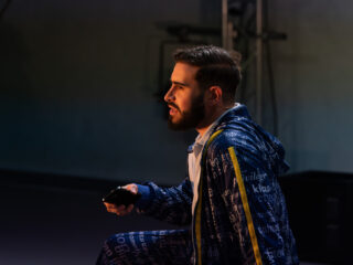 Acteur Mahfoud bereidt jongeren voor op het leven: "Ik was vroeger ook het buitenbeentje"