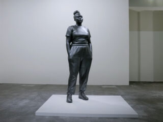 Beeld van vrouw op Nikes gaat reizigers verwelkomen op Rotterdam Centraal