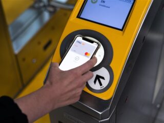 Treinreizigers kunnen vanaf volgende week inchecken met hun telefoon