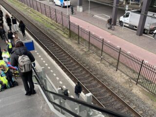Treinreizigers stappen over man heen die zwaargewond raakte na val van trap
