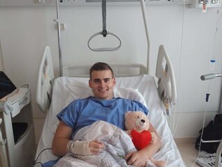 Nick (22) is jaar na diagnose zaadbalkanker weer kankervrij: "Het gaat steeds beter"