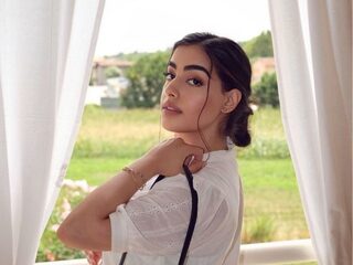 Nieloefaar (21) werd door vader ontvoerd naar Iran: "Ik leef nog dankzij mijn moeder"