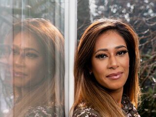 Nova (34): "Ik werd als baby gestolen van mijn biologische moeder"