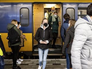 OMT adviseert: behoud thuiswerkadvies en mondkapjesplicht in ov