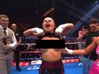 OnlyFans-model toont dolblij haar borsten na winst in bokswedstrijd