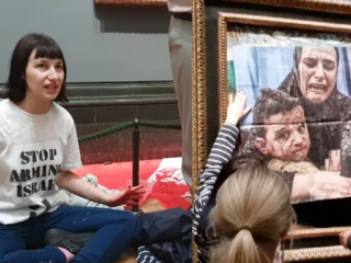 Activisten plakken foto van Palestijnse moeder en zoon op schilderij van Picasso
