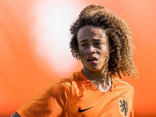 'Vijf spelers van Oranje Onder-19 naar huis gestuurd vanwege meiden op kamer'