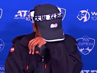 Naomi Osaka barst in tranen uit tijdens eerste persconferentie na boycot