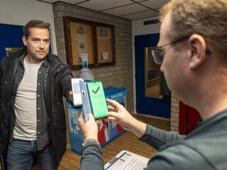 Ouders zwemmende kinderen in Groningen hoeven geen coronapas meer te tonen