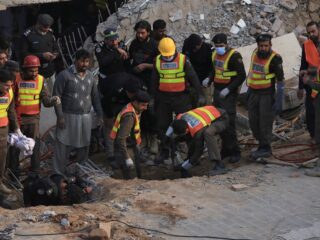 Zeker 32 doden en 147 gewonden bij zelfmoordaanslag in moskee Pakistan