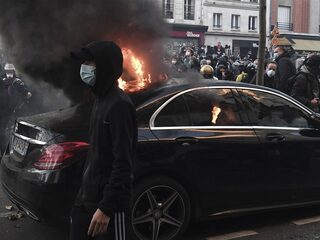 Agenten aangeklaagd voor mishandeling Parijse muziekproducent