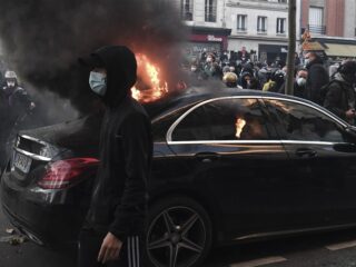 Agenten aangeklaagd voor mishandeling Parijse muziekproducent