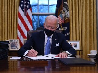 Deze besluiten heeft Biden op zijn eerste werkdag ondertekend