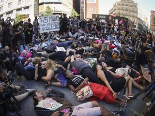 Vluchtelingen bij de grens tussen Marokko en Spanje teruggedrongen en vermoord