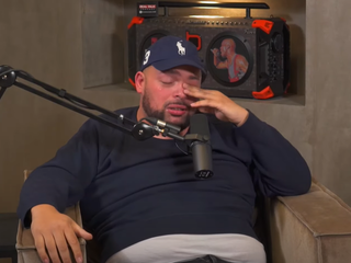 Qucee emotioneel over pestverleden: "Het enige wat ik vroeg was liefde"