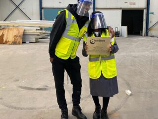 Voetballer Rashford en zijn moeder helpen bij voedselbank