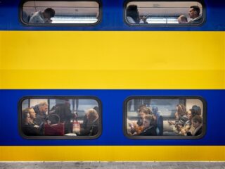 Duizend reizigers urenlang vast in gestrande trein zonder stroom en werkende wc's