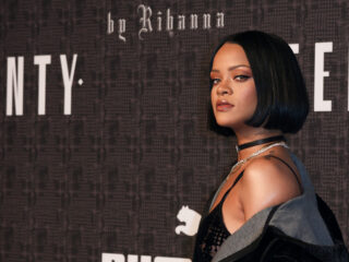 Rihanna aangeklaagd voor muziek in Fenty-reclame