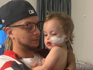 Dochtertje Ronnie Flex en Demi de Boer opgenomen in ziekenhuis