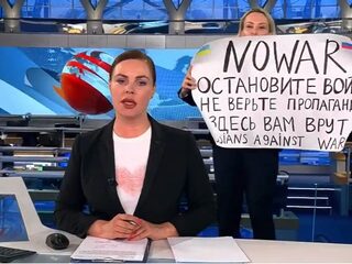 Russische tv-medewerkster protesteert live tijdens staatsjournaal tegen oorlog