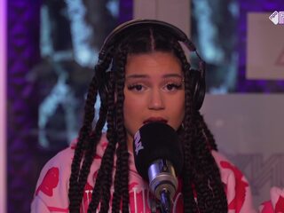 Sara Ciara komt met zomerse r&b-vibes in de studio bij Yous