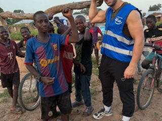 Kosso reisde af naar Gambia om gezinnen te helpen: "Heb een realitycheck gekregen"