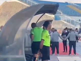 Scheidsrechter in Egypte gebruikt telefoon van fan om goal af te keuren