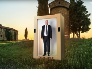 Bedrijven laten overledenen als hologram speechen op eigen uitvaart