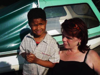 Idaly viert verjaardag van zijn moeder met album 'Eerlijk'