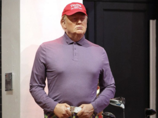 Britse Madame Tussauds doet Donald Trump golfpak aan