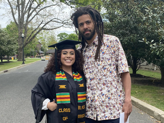 J. Cole houdt belofte en bezoekt diploma-uitreiking van fan